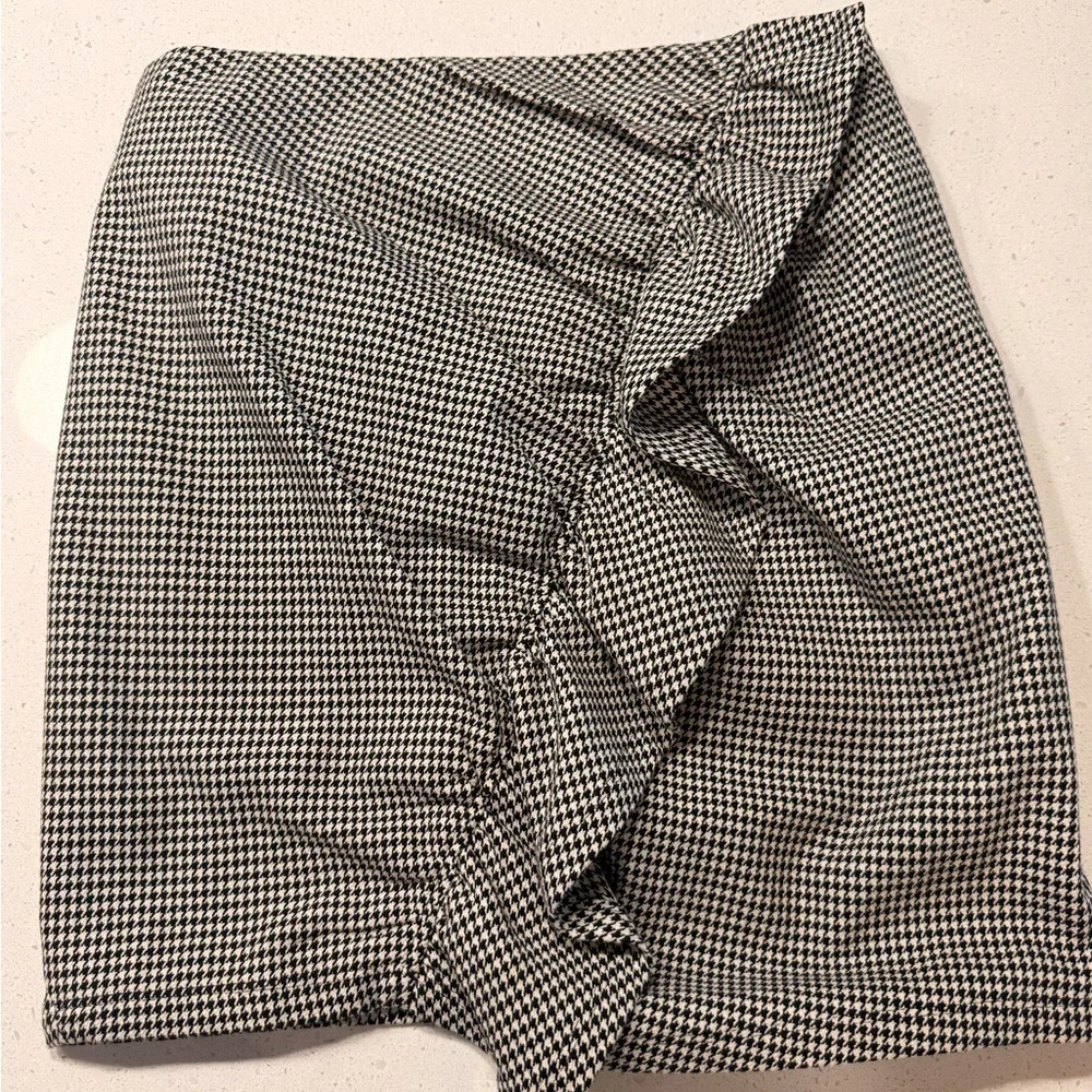A.L.C. Jupiter Houndstooth Ruffle Black and White Mini Skirt size 10
